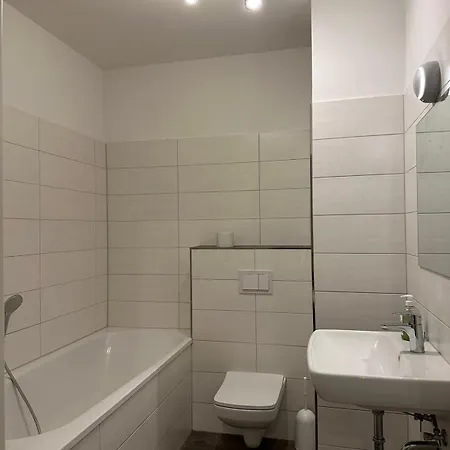Guenstige Und Traumhafte Ferien- Und Monteurswohnung Zentral In Apartament Lipsk